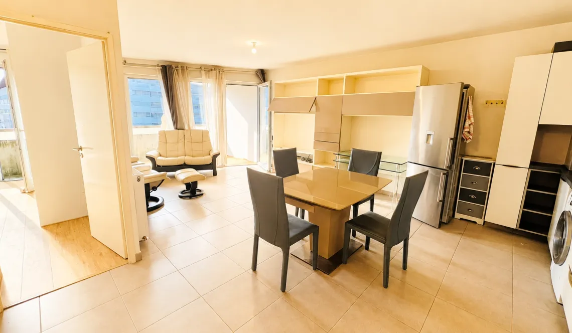Bayonne Marinadour - Etage élevé pour ce spacieux type 2 de 53 m² habitable, pièce de vie de 30 m² sur terrasse au sud-ouest de 7 m², grande chambre séparée. Parking en sous-sol!
