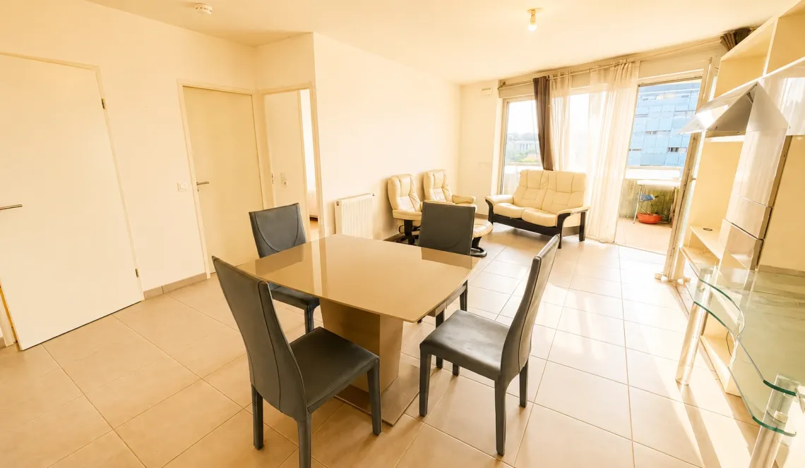 Bayonne Marinadour - Etage élevé pour ce spacieux type 2 de 53 m² habitable, pièce de vie de 30 m² sur terrasse au sud-ouest de 7 m², grande chambre séparée. Parking en sous-sol!
