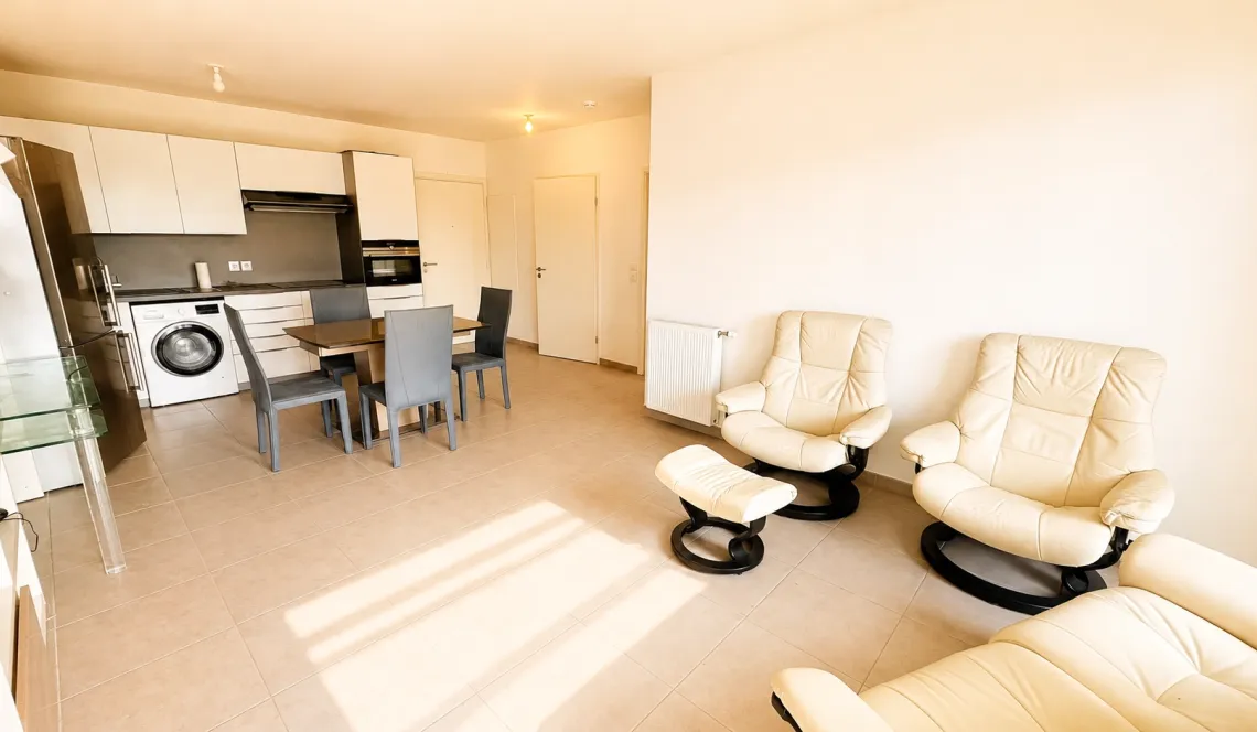 Bayonne Marinadour - Etage élevé pour ce spacieux type 2 de 53 m² habitable, pièce de vie de 30 m² sur terrasse au sud-ouest de 7 m², grande chambre séparée. Parking en sous-sol!