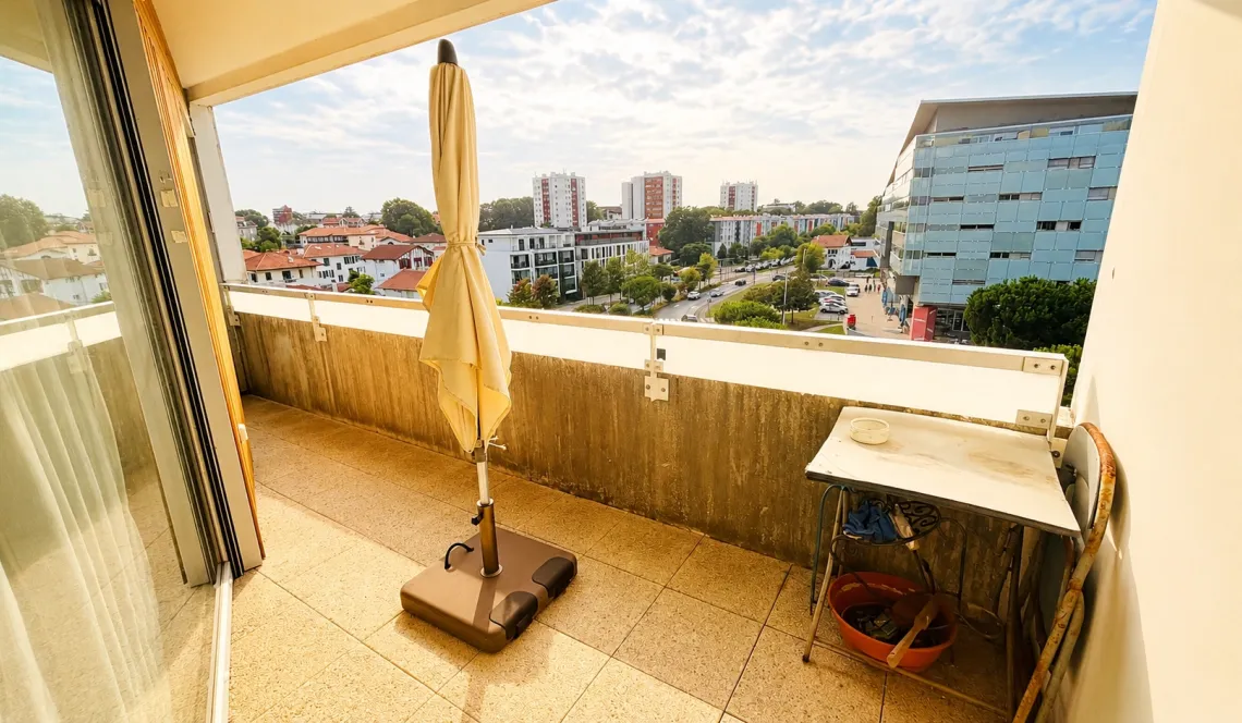 Bayonne Marinadour - Etage élevé pour ce spacieux type 2 de 53 m² habitable, pièce de vie de 30 m² sur terrasse au sud-ouest de 7 m², grande chambre séparée. Parking en sous-sol!