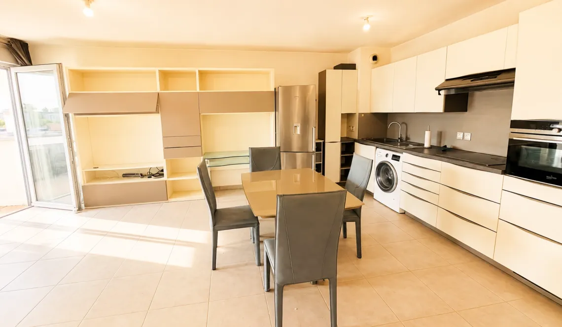Bayonne Marinadour - Etage élevé pour ce spacieux type 2 de 53 m² habitable, pièce de vie de 30 m² sur terrasse au sud-ouest de 7 m², grande chambre séparée. Parking en sous-sol!