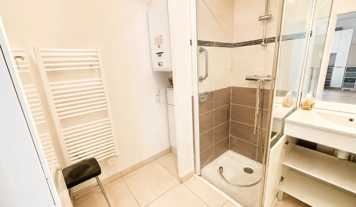 Bayonne Marinadour - Etage élevé pour ce spacieux type 2 de 53 m² habitable, pièce de vie de 30 m² sur terrasse au sud-ouest de 7 m², grande chambre séparée. Parking en sous-sol!