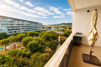 Bayonne Marinadour - Etage élevé pour ce spacieux type 2 de 53 m² habitable, pièce de vie de 30 m² sur terrasse au sud-ouest de 7 m², grande chambre séparée. Parking en sous-sol!
