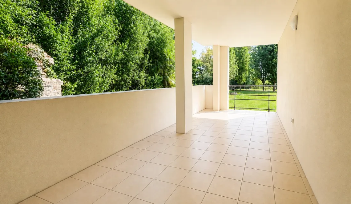 Sur les hauteurs de Bayonne - Dans résidence de 2010 au calme, joli type 3 de 65 m² habitable et sa terrasse de 16 m² + place de parking privative