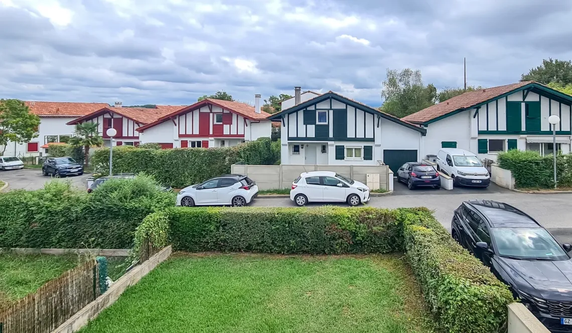 Ustaritz au coeur de ville - Maison de 116 m² habitable, 3 chambres sur belle parcelle de 306 m² privative et un grand garage de 19 m²