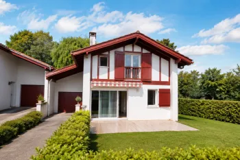 Ustaritz au coeur de ville - Maison de 116 m² habitable, 3 chambres sur belle parcelle de 306 m² privative et un grand garage de 19 m²