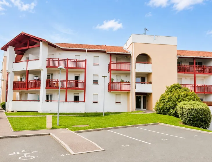 Co Exclusivité à St Jean de Luz - Joli type 3 de 54 m² habitable au dernier étage d’une résidence de 2010 + cave + terrasse + parking