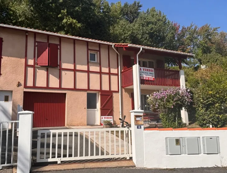 Biarritz proche Gare - Joli pavillon mitoyen d’un côté de 84 m² habitable sur deux niveaux, pièce de vie de 24 m² à l’étage, grande terrasse, garage de 24 m² + cave de 20 m²