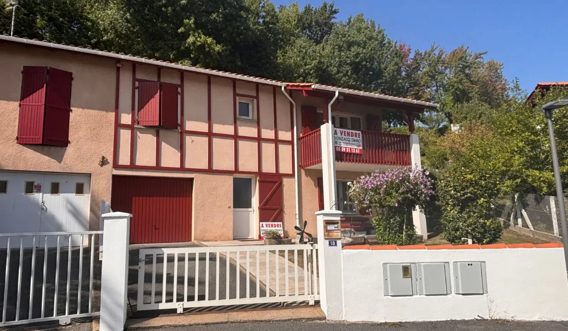 Biarritz proche Gare - Joli pavillon mitoyen d’un côté de 84 m² habitable sur deux niveaux, pièce de vie de 24 m² à l’étage, grande terrasse, garage de 24 m² + cave de 20 m²