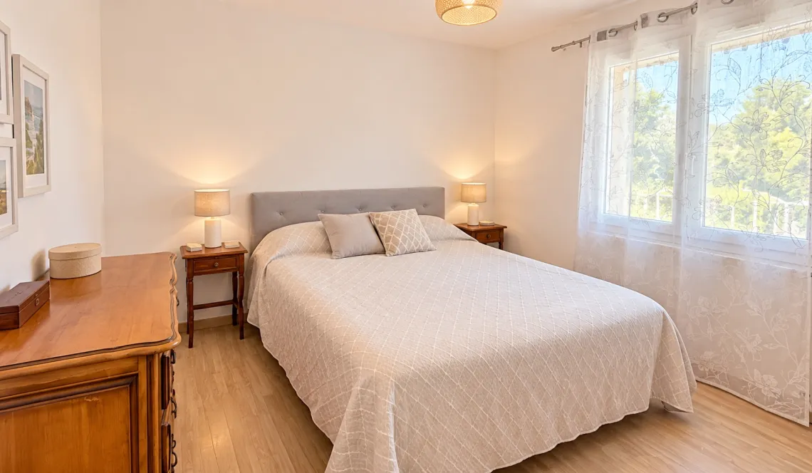 Biarritz proche Gare - Joli pavillon mitoyen d’un côté de 84 m² habitable sur deux niveaux, pièce de vie de 24 m² à l’étage, grande terrasse, garage de 24 m² + cave de 20 m²