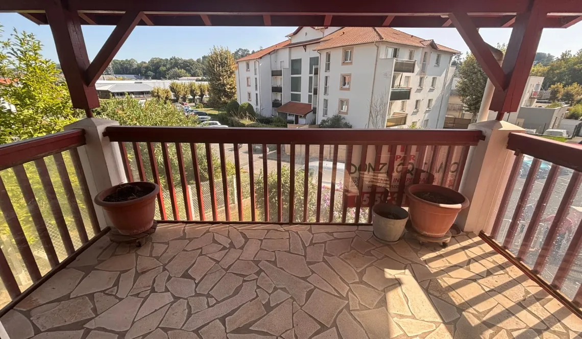 Biarritz proche Gare - Joli pavillon mitoyen d’un côté de 84 m² habitable sur deux niveaux, pièce de vie de 24 m² à l’étage, grande terrasse, garage de 24 m² + cave de 20 m²