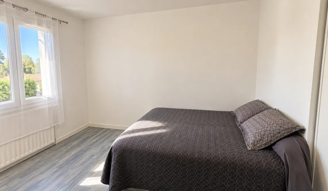 Biarritz proche Gare - Joli pavillon mitoyen d’un côté de 84 m² habitable sur deux niveaux, pièce de vie de 24 m² à l’étage, grande terrasse, garage de 24 m² + cave de 20 m²