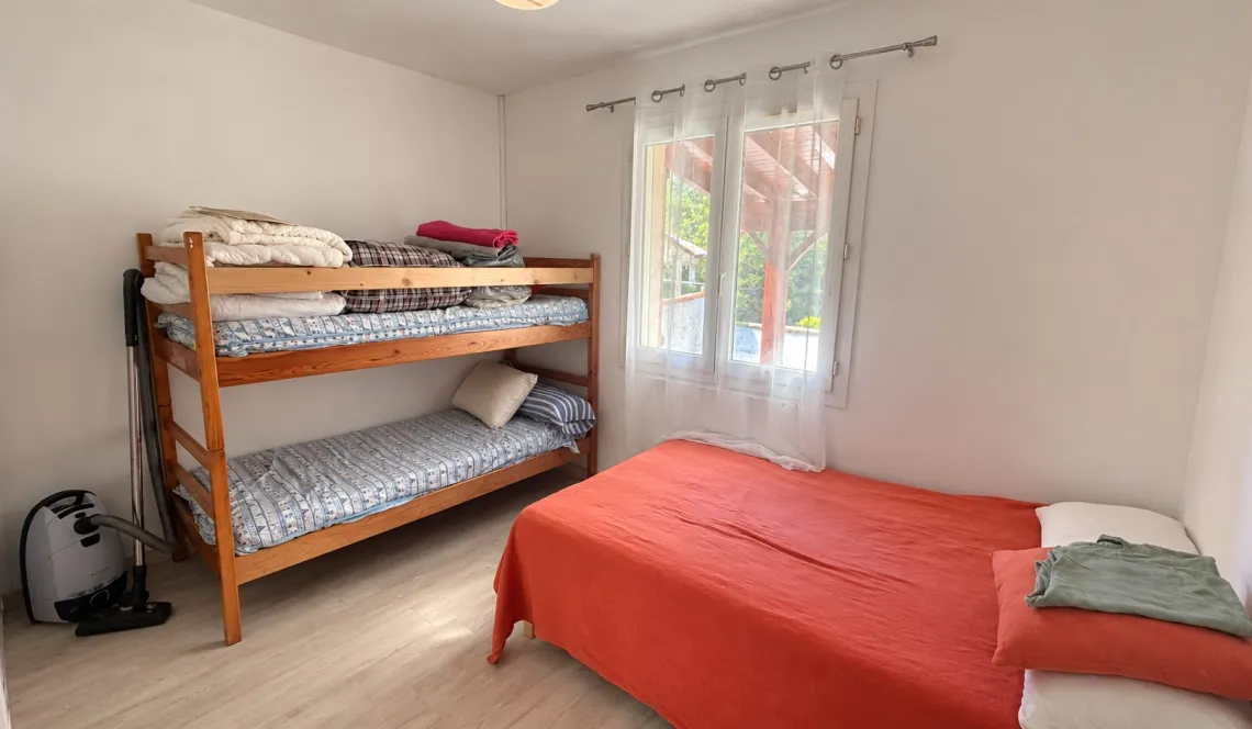 Biarritz proche Gare - Joli pavillon mitoyen d’un côté de 84 m² habitable sur deux niveaux, pièce de vie de 24 m² à l’étage, grande terrasse, garage de 24 m² + cave de 20 m²