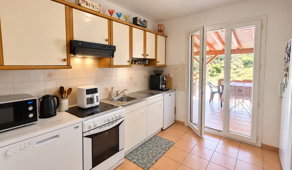 Biarritz proche Gare - Joli pavillon mitoyen d’un côté de 84 m² habitable sur deux niveaux, pièce de vie de 24 m² à l’étage, grande terrasse, garage de 24 m² + cave de 20 m²