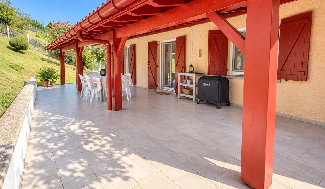 Biarritz proche Gare - Joli pavillon mitoyen d’un côté de 84 m² habitable sur deux niveaux, pièce de vie de 24 m² à l’étage, grande terrasse, garage de 24 m² + cave de 20 m²