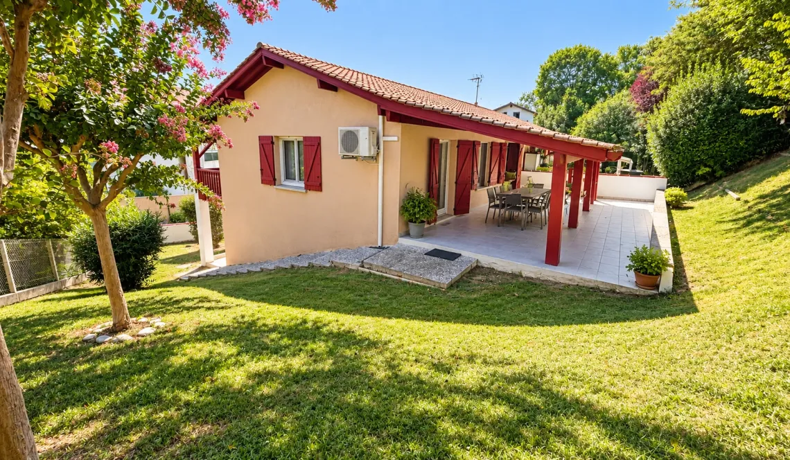 Biarritz proche Gare - Joli pavillon mitoyen d’un côté de 84 m² habitable sur deux niveaux, pièce de vie de 24 m² à l’étage, grande terrasse, garage de 24 m² + cave de 20 m²