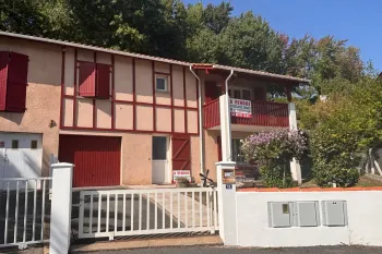 Biarritz proche Gare - Joli pavillon mitoyen d’un côté de 84 m² habitable sur deux niveaux, pièce de vie de 24 m² à l’étage, grande terrasse, garage de 24 m² + cave de 20 m²