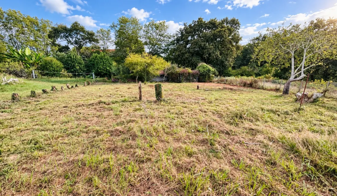 Sur Biaudos à la campagne - Belle parcelle à bâtir de 898 m² à viabiliser pour un projet au calme et le nez dans la forêt