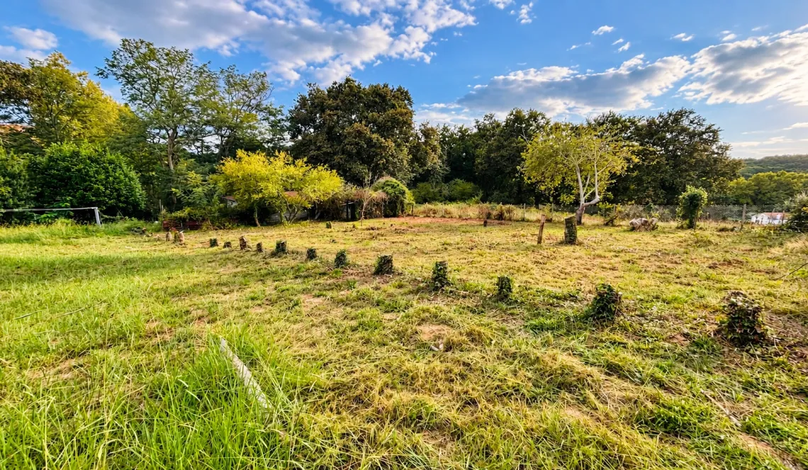 Sur Biaudos à la campagne - Belle parcelle à bâtir de 898 m² à viabiliser pour un projet au calme et le nez dans la forêt