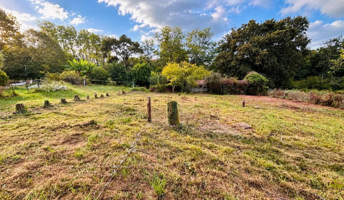 Sur Biaudos à la campagne - Belle parcelle à bâtir de 898 m² à viabiliser pour un projet au calme et le nez dans la forêt