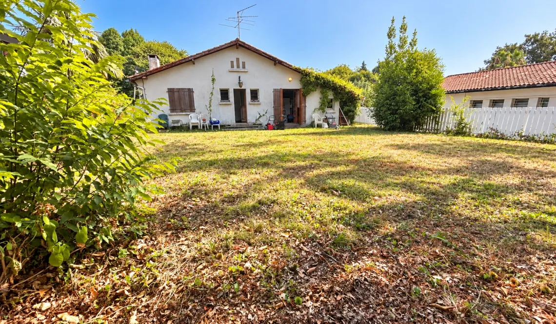 Bayonne Beyris au calme - Maison de plain-pied de 70 m² habitable + garage à réhabiliter sur jolie parcelle au calme de 814 m²