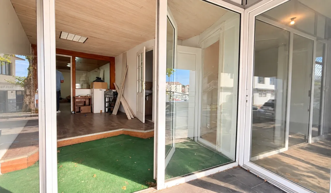 Bayonne quai Resplandy - Local commercial/appartement de 90 m² au sol qui offre de nombreuses possibilités d’exploitation, avec un peu d’imagination!