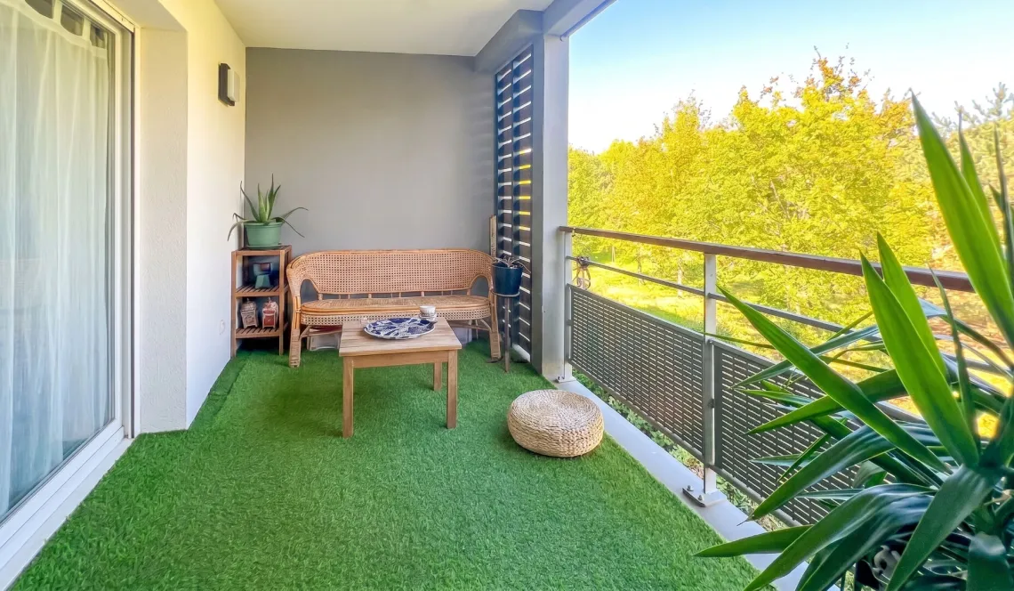 Anglet St Jean - Joli type 3 de 70 m² habitable avec belle pièce de vie de 35 m² sur terrasse de 10 m², cave et place de parking atitrée!