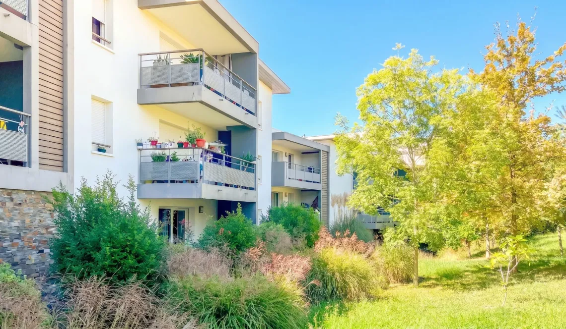 Anglet St Jean - Joli type 3 de 70 m² habitable avec belle pièce de vie de 35 m² sur terrasse de 10 m², cave et place de parking atitrée!