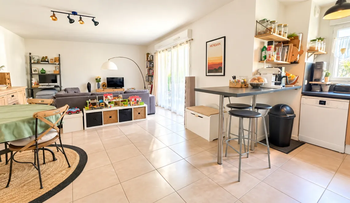 Anglet St Jean - Joli type 3 de 70 m² habitable avec belle pièce de vie de 35 m² sur terrasse de 10 m², cave et place de parking atitrée!