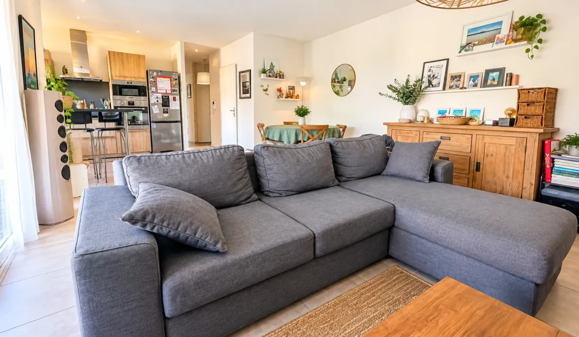 Anglet St Jean - Joli type 3 de 70 m² habitable avec belle pièce de vie de 35 m² sur terrasse de 10 m², cave et place de parking atitrée!