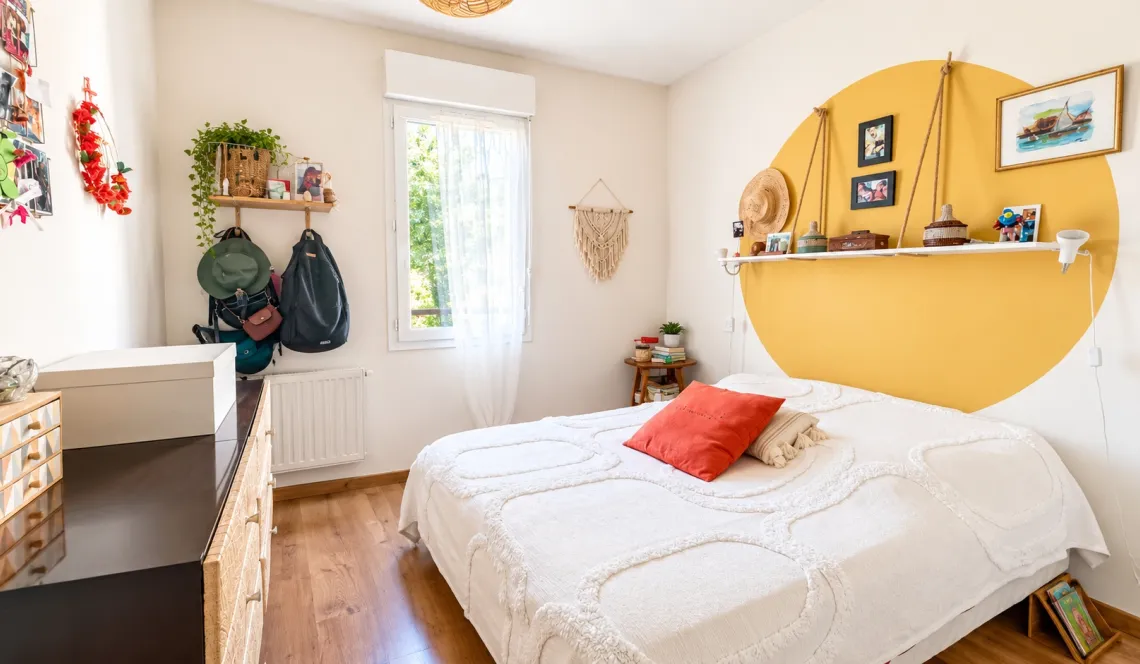 Anglet St Jean - Joli type 3 de 70 m² habitable avec belle pièce de vie de 35 m² sur terrasse de 10 m², cave et place de parking atitrée!