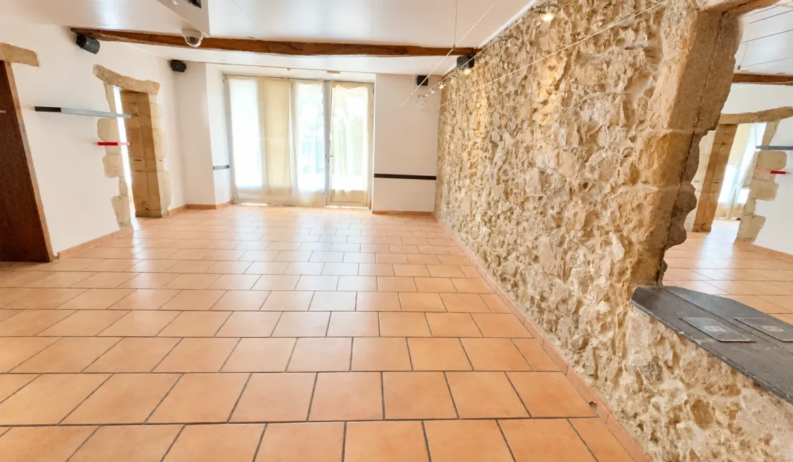 Bayonne St Esprit - Emplacement stratégique pour ces murs commerciaux de 90 m² au sol, cuisine à prévoir, terrasse disponible pour un projet sympa. Licence IV disponible!