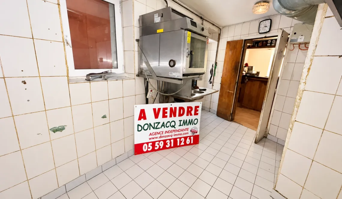 Bayonne St Esprit - Emplacement stratégique pour ces murs commerciaux de 90 m² au sol, cuisine à prévoir, terrasse disponible pour un projet sympa. Licence IV disponible!