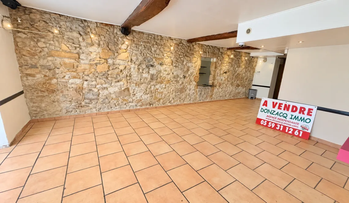 Bayonne St Esprit - Emplacement stratégique pour ces murs commerciaux de 90 m² au sol, cuisine à prévoir, terrasse disponible pour un projet sympa. Licence IV disponible!