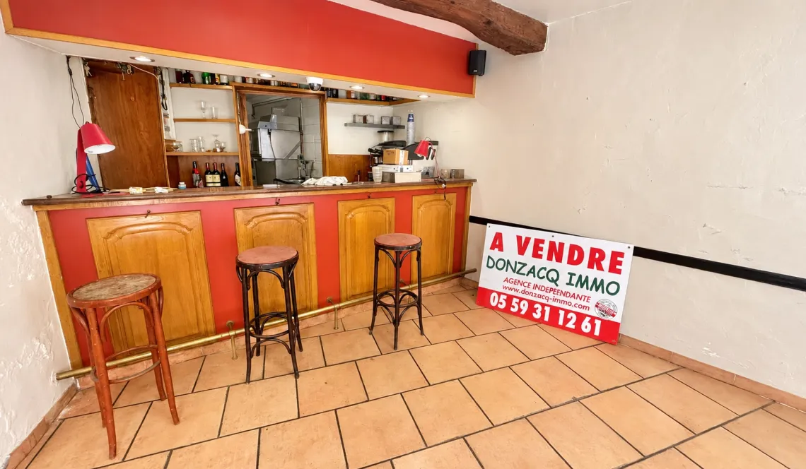 Bayonne St Esprit - Emplacement stratégique pour ces murs commerciaux de 90 m² au sol, cuisine à prévoir, terrasse disponible pour un projet sympa. Licence IV disponible!