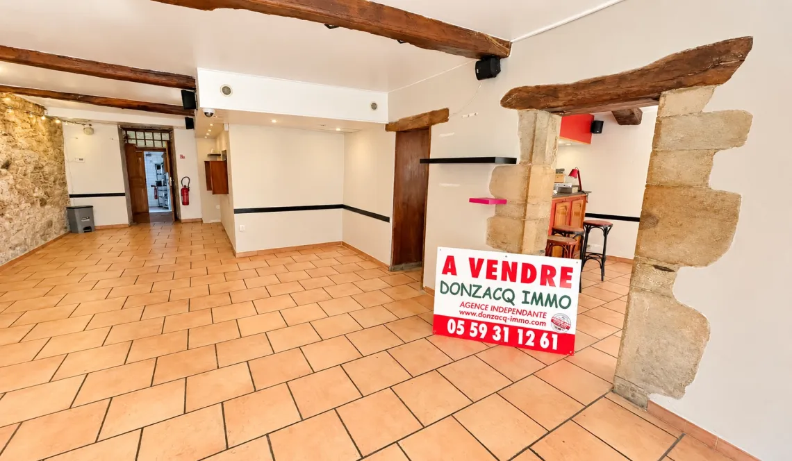 Bayonne St Esprit - Emplacement stratégique pour ces murs commerciaux de 90 m² au sol, cuisine à prévoir, terrasse disponible pour un projet sympa. Licence IV disponible!
