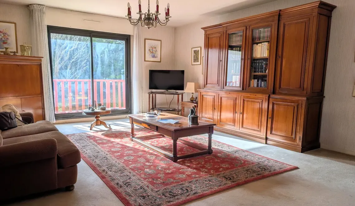 Sur Biarritz Avenue de la Marne - Etage élevé pour ce type 4 de 85 m² habitable à relooker, pièce de vie de 26 m² plein sud, 3 chambres, cave + parking en sous-sol