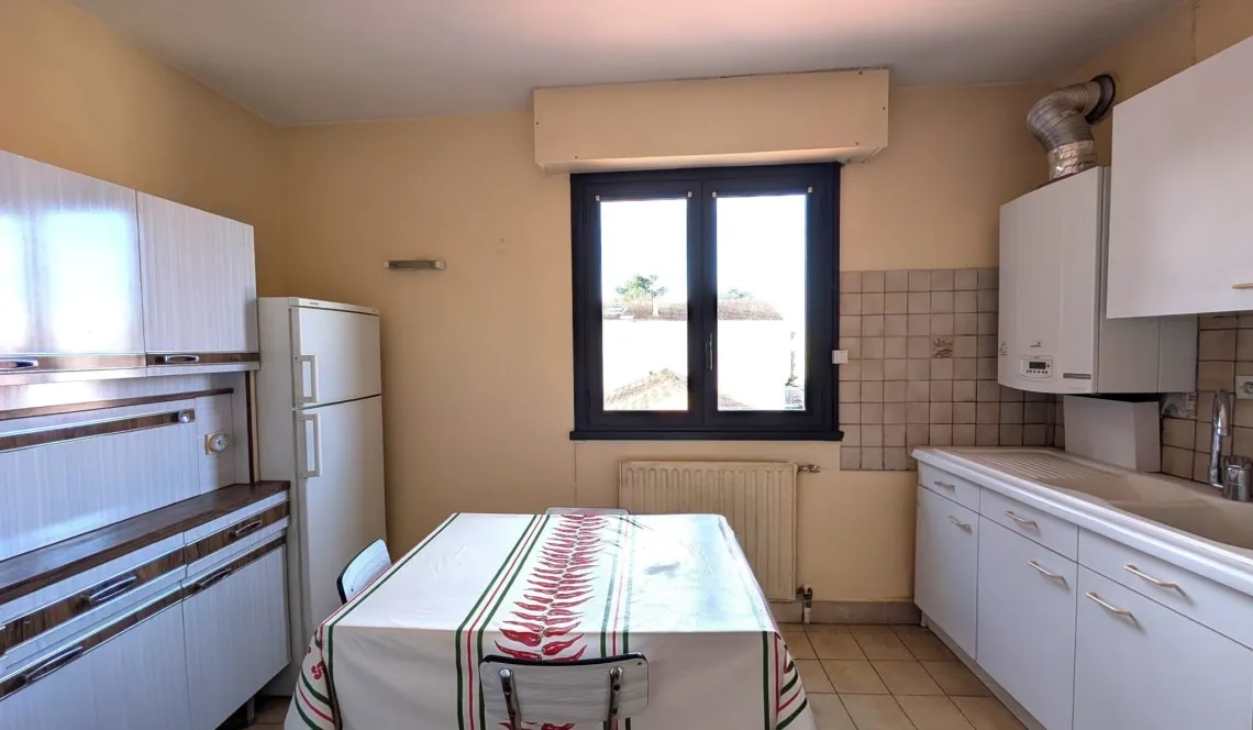 Sur Biarritz Avenue de la Marne - Etage élevé pour ce type 4 de 85 m² habitable à relooker, pièce de vie de 26 m² plein sud, 3 chambres, cave + parking en sous-sol