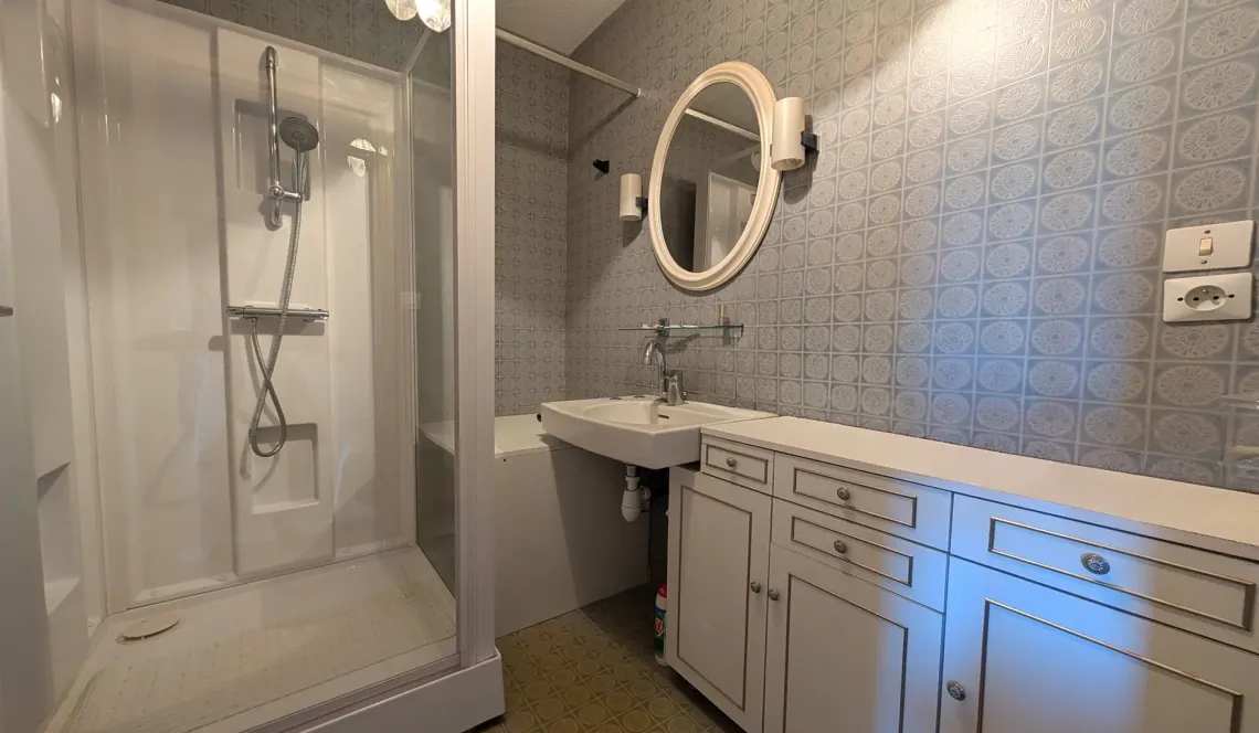 Sur Biarritz Avenue de la Marne - Etage élevé pour ce type 4 de 85 m² habitable à relooker, pièce de vie de 26 m² plein sud, 3 chambres, cave + parking en sous-sol