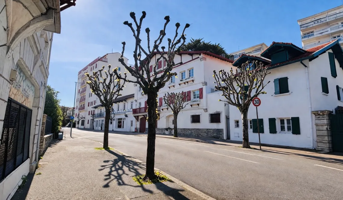Sur Biarritz Avenue de la Marne - Etage élevé pour ce type 4 de 85 m² habitable à relooker, pièce de vie de 26 m² plein sud, 3 chambres, cave + parking en sous-sol