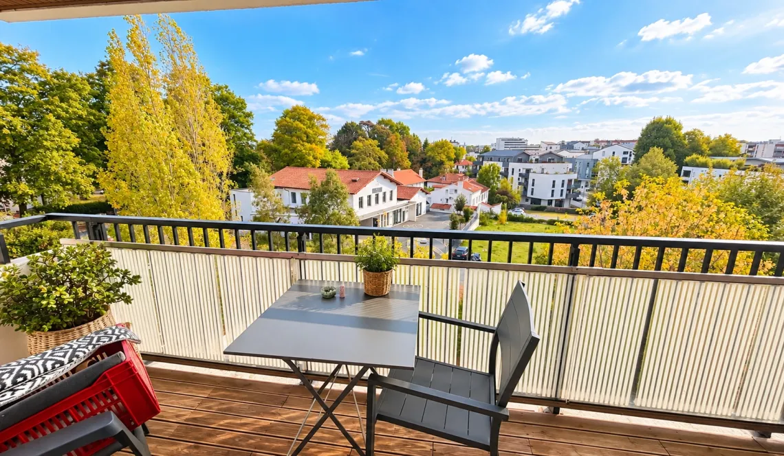 Anglet Central - A deux pas de la Mairie, joli type 3 de 62 m² habitable, pièce de vie de 27 m² sur balcon/terrasse + cave + parking extérieur