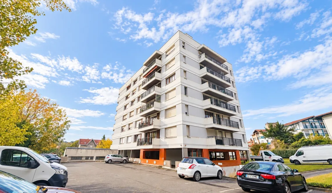 Anglet Central - A deux pas de la Mairie, joli type 3 de 62 m² habitable, pièce de vie de 27 m² sur balcon/terrasse + cave + parking extérieur