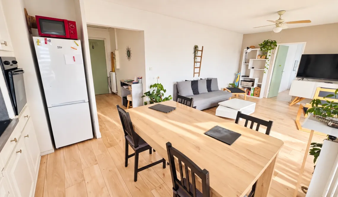 Anglet Central - A deux pas de la Mairie, joli type 3 de 62 m² habitable, pièce de vie de 27 m² sur balcon/terrasse + cave + parking extérieur
