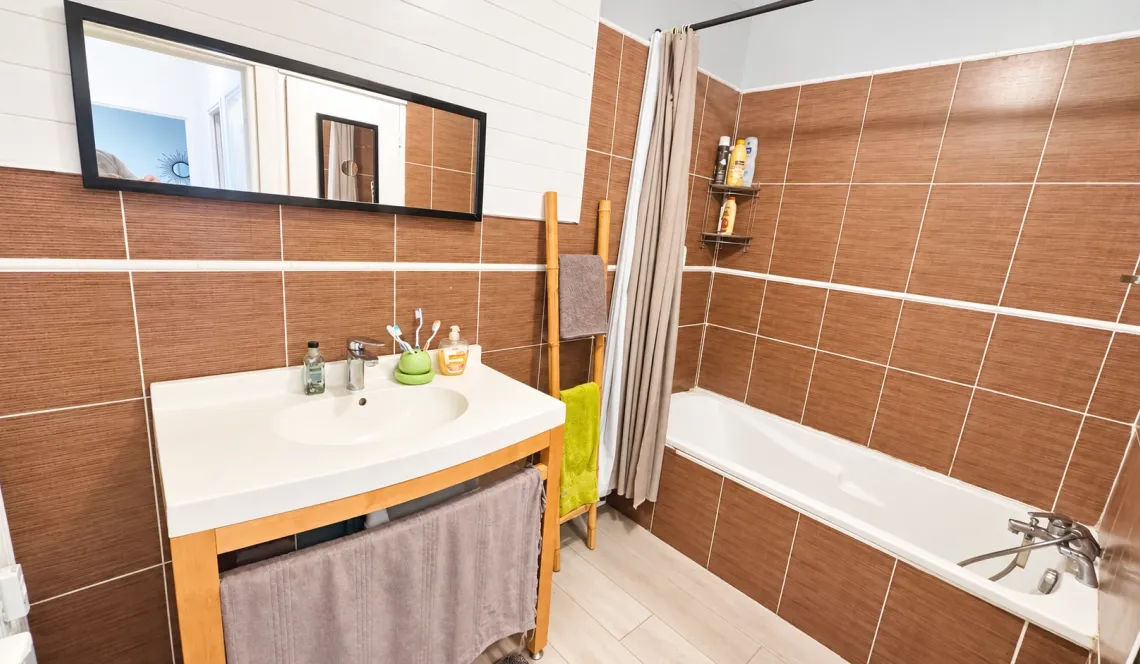 Anglet Central - A deux pas de la Mairie, joli type 3 de 62 m² habitable, pièce de vie de 27 m² sur balcon/terrasse + cave + parking extérieur