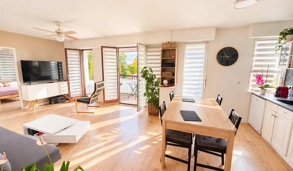 Anglet Central - A deux pas de la Mairie, joli type 3 de 62 m² habitable, pièce de vie de 27 m² sur balcon/terrasse + cave + parking extérieur