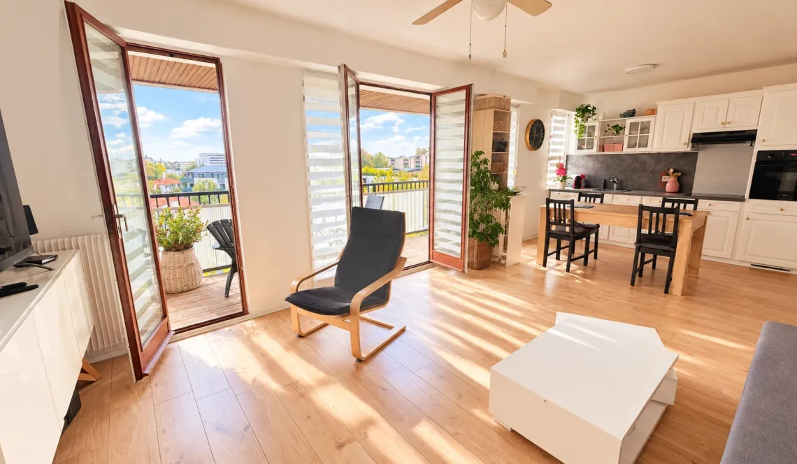 Anglet Central - A deux pas de la Mairie, joli type 3 de 62 m² habitable, pièce de vie de 27 m² sur balcon/terrasse + cave + parking extérieur