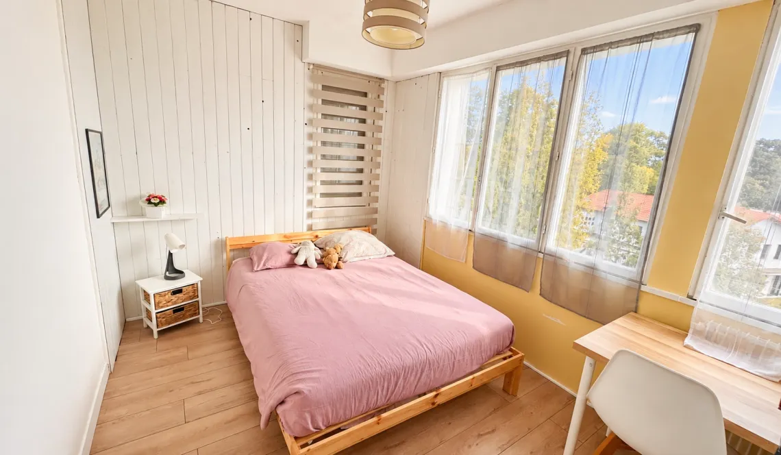 Anglet Central - A deux pas de la Mairie, joli type 3 de 62 m² habitable, pièce de vie de 27 m² sur balcon/terrasse + cave + parking extérieur