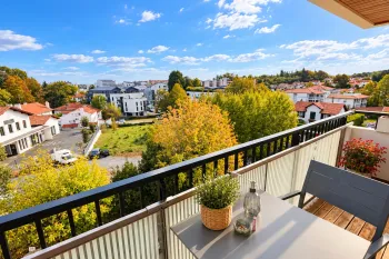 Anglet Central - A deux pas de la Mairie, joli type 3 de 62 m² habitable, pièce de vie de 27 m² sur balcon/terrasse + cave + parking extérieur