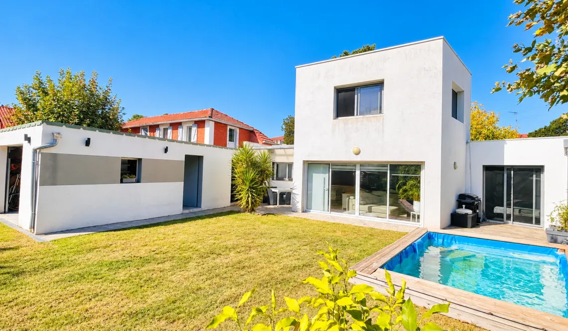 Anglet Montbrun - Villa des années 2014 sur deux niveaux de 108 m² habitable, 3 chambres, 2 salles d’eau, 2 Wcs, pièce de vie de 45 m² baignée de lumiere. Garage + bureau sur 303 m² de terrain