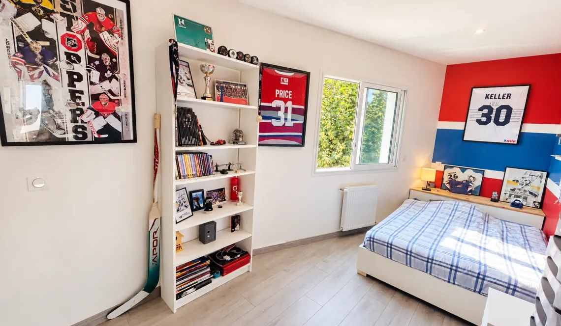 Anglet Montbrun - Villa des années 2014 sur deux niveaux de 108 m² habitable, 3 chambres, 2 salles d’eau, 2 Wcs, pièce de vie de 45 m² baignée de lumiere. Garage + bureau sur 303 m² de terrain